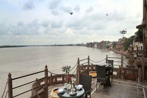 Varanasi: Morning Aarti with Boat Ride & Rooftop Breakfast