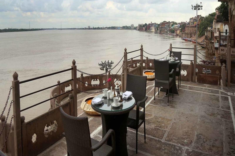 Varanasi: Aarti du matin avec promenade en bateau et petit-déjeuner sur le toit