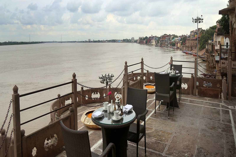 Varanasi: Aarti du matin avec promenade en bateau et petit-déjeuner sur le toit