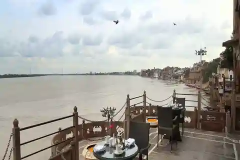 Varanasi: Morning Aarti with Boat Ride & Rooftop Breakfast