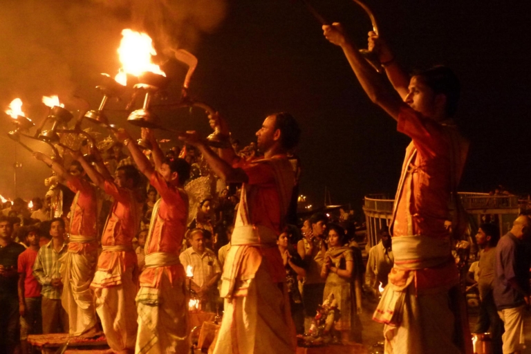 Varanasi: tour nocturno con ceremonia de Aarti y comida callejera