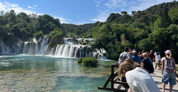 Zadar: Tour zu den Krka-Wasserfällen, Bootsfahrt und Schwimmen