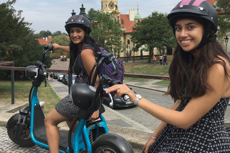 Gran Tour di Praga in scooter elettrici ed eBikeGrand Tour di 2 ore in scooter elettrico