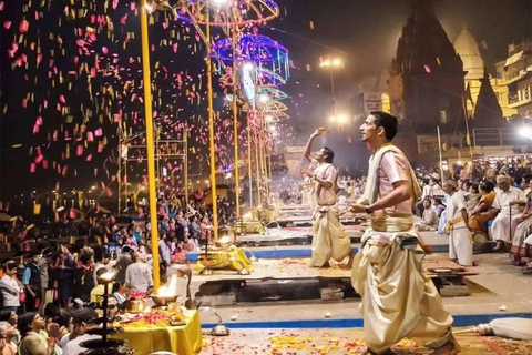 Varanasi: Passeio noturno de barco, Cerimónia de Aarati e Jantar