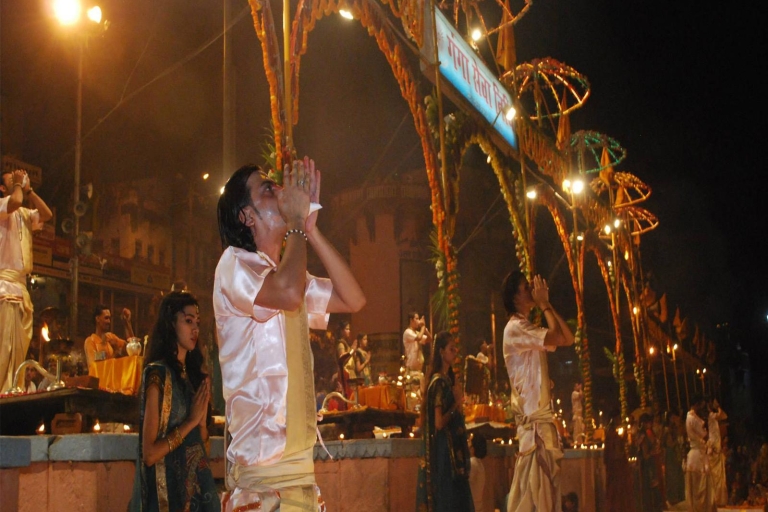 Varanasi: Night Cruise, Aarati Ceremonia i kolacja