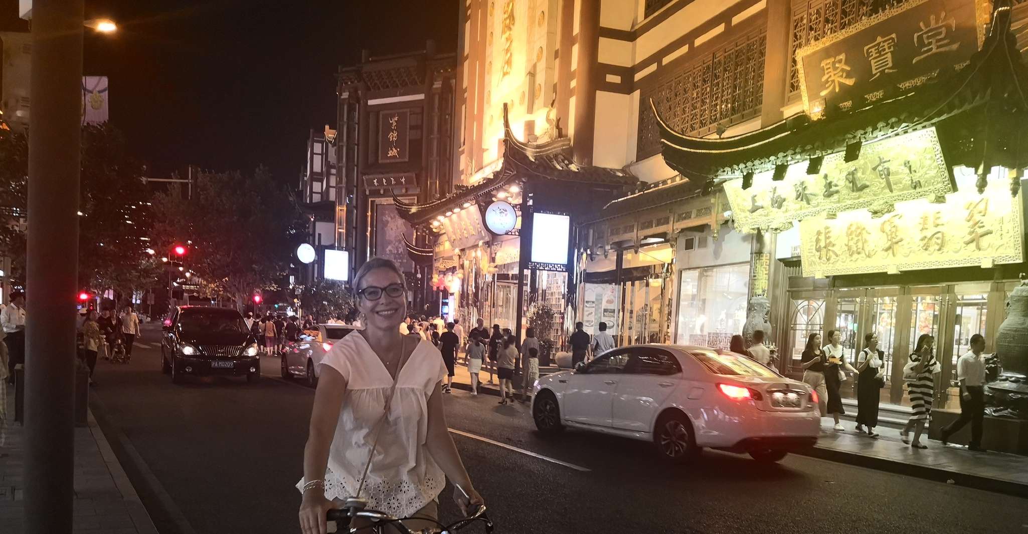 Shanghai: Nightlife Adventure and Tasting Bike Tour photo 17