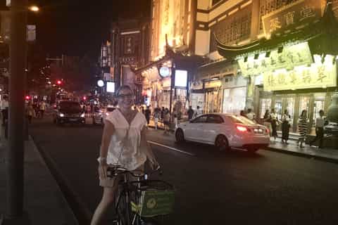 Shanghai: 4-Hour Nightlife Adventure & Tasting Bike Tour