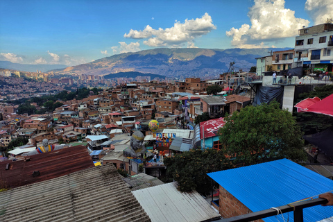 Medellín: Tour durch die Comuna 13, den Botero Park und den Metrocable mit einem lokalen Guide