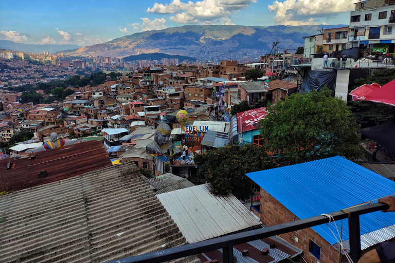 Medellín: Tour durch die Comuna 13, den Botero Park und den Metrocable mit einem lokalen Guide