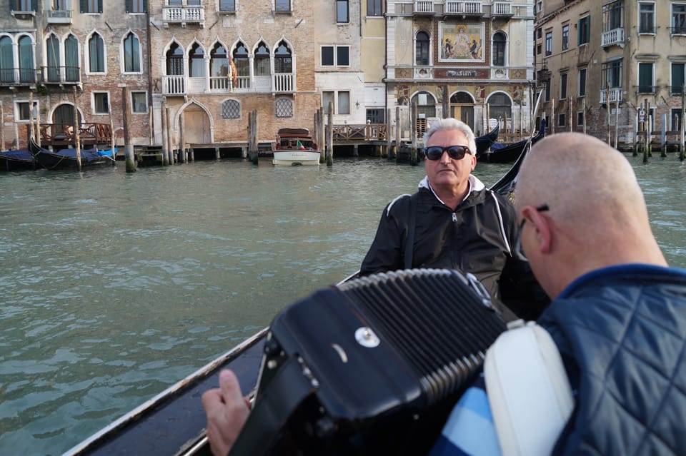 Venice: Gondola Ride with Serenade and Romantic Dinner