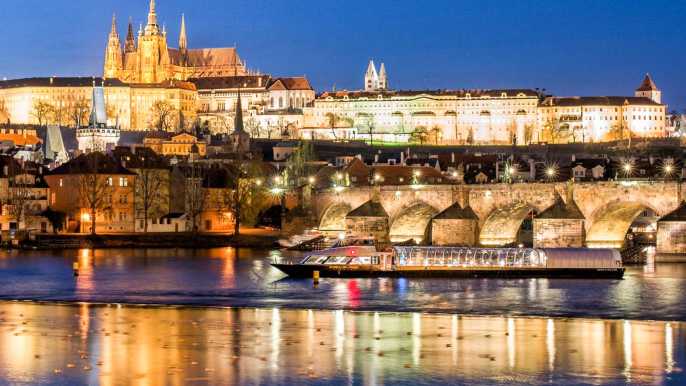 Praga nocturna: paseo en barco de 3 horas con cena