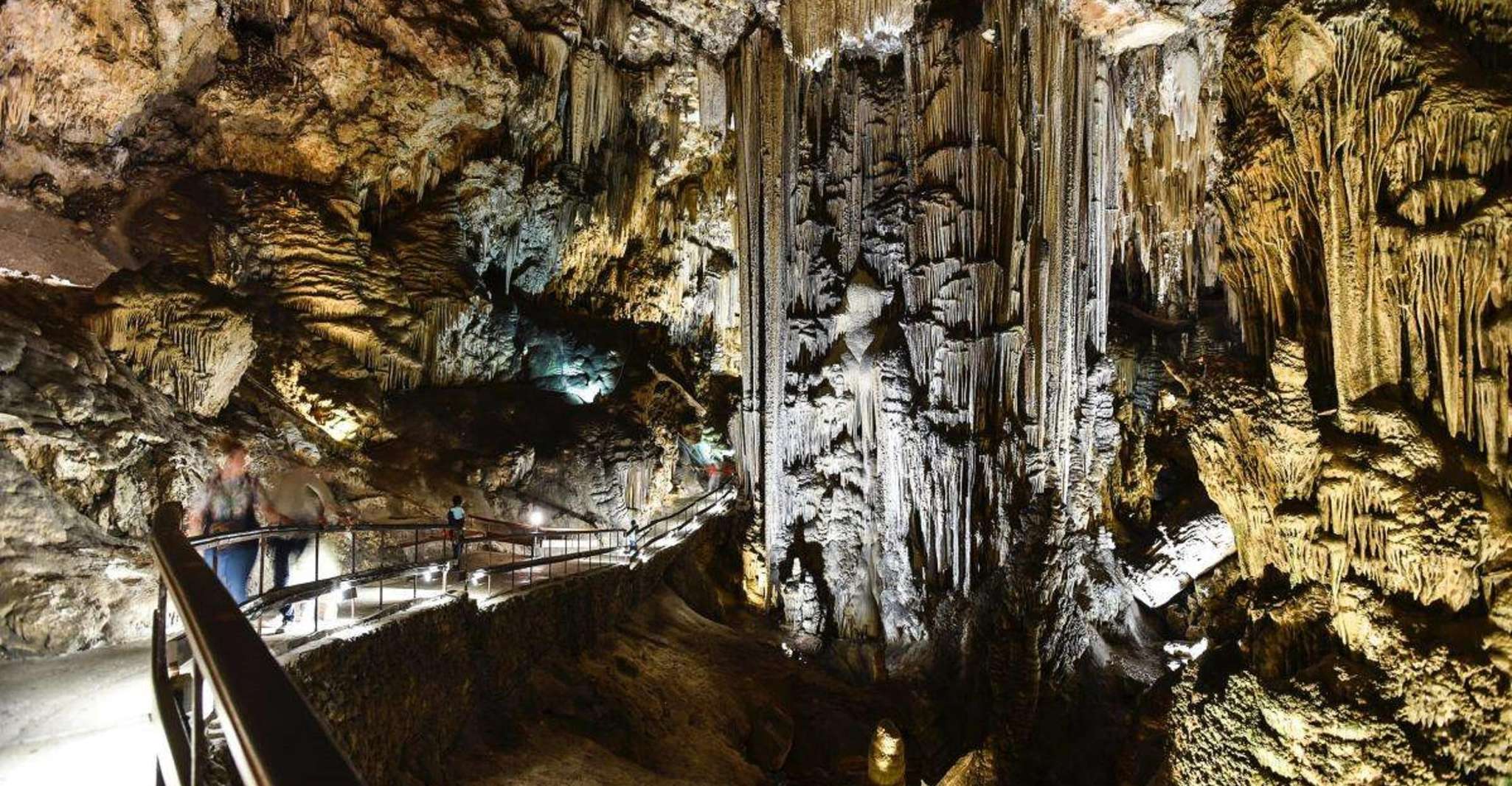 Desde Almuñécar, Cuevas de Nerja, Nerja & Excursión de un día a Frigiliana - Hizvo