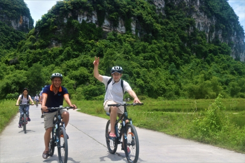 Vanuit Hanoi: dagtrip Tràng An, Bích Động-pagode & fietsenDaguitstap vanuit Hanoi: Tràng An, Bích Động-pagode & Hoa Lư