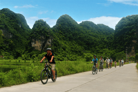 Vanuit Hanoi: dagtrip Tràng An, Bích Động-pagode & fietsenDaguitstap vanuit Hanoi: Tràng An, Bích Động-pagode & Hoa Lư