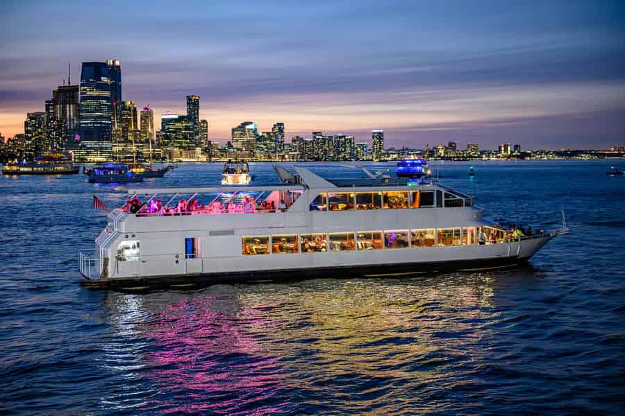 New York City: Gourmet-Dinner-Kreuzfahrt mit Live-Musik. Foto: GetYourGuide New York City: Gourmet-Dinner-Kreuzfahrt mit Live-Musik. Foto: GetYourGuide