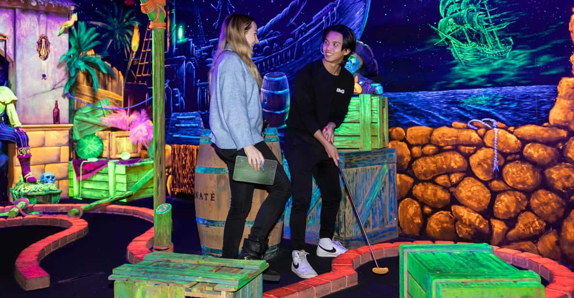Afbeelding 4 van Aloha Amsterdam: 12-Hole Glow-in-the-Dark Minigolf