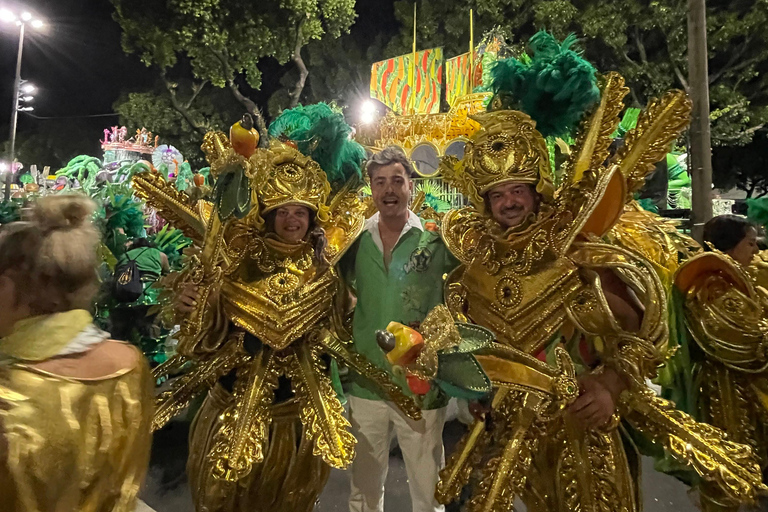 Rio de Janeiro : Défilé avec une école de samba pendant le carnaval.