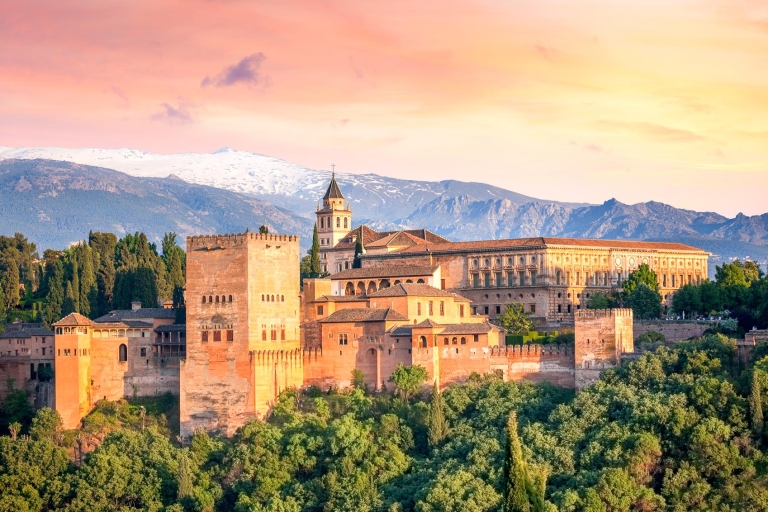 Granada: Szybka wycieczka z przewodnikiem po Alhambrze i pałacach NasrydówWycieczka w małej grupie w języku hiszpańskim