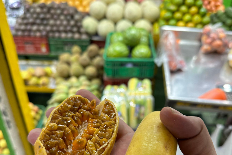 Fruits exotiques : dégustation au marché localTOURNÉE DES FRUITS ANGLAIS