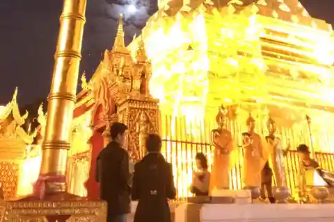 Aldeia da tribo da colina de Doi Suthep e serviço budista noturno