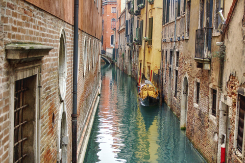 Venezia: Giro in gondola privato per un massimo di 5 personeVenezia: giro privato in gondola