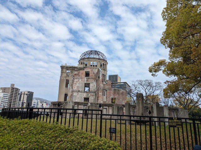 Traverse Hiroshima Peace Park and Atomic Bomb Dome
