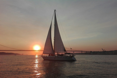 Lisboa: Nochevieja: Crucero por el río Tajo con barra libre