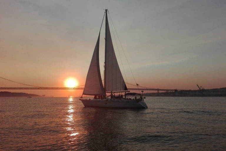 Lisboa: Nochevieja: Crucero por el río Tajo con barra libre