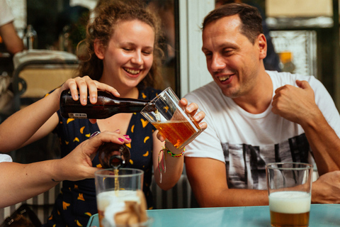 Atenas: tour privado por la noche con bebidas y bocadillos en Koukaki