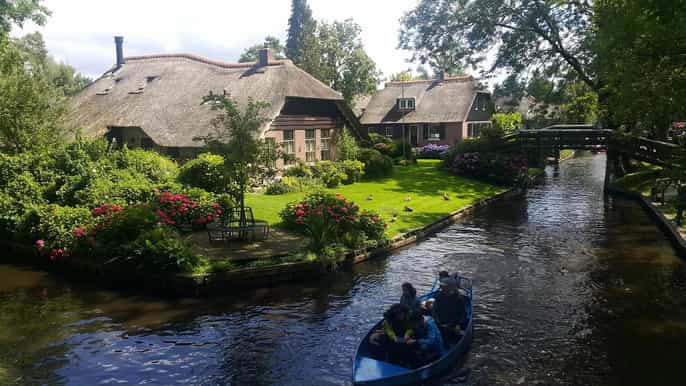 amsterdam zaanse schans and giethoorn day tour