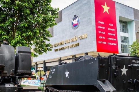 Hô-Chi-Minh-Ville : musée des vestiges de la guerre et marché de Ben ThanhVisite guidée : guide anglophone en voiture de luxe