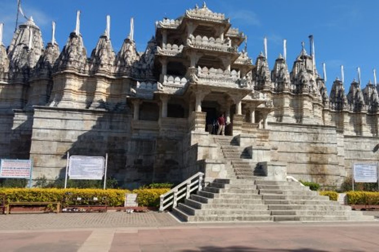 Udaipur: Kumbhalgarh de dia inteiro e excursão privada ao templo JainPasseio com Motorista