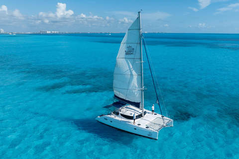 Cancun: Cruzeiro de catamarã na Isla Mujeres com mergulho com snorkel