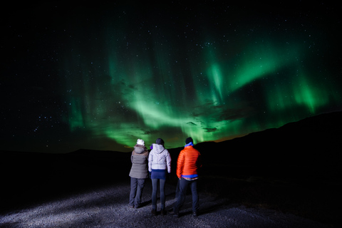 Da Reykjavík: tour in minibus a caccia dell&#039;aurora borealeTour per piccoli gruppi dell&#039;aurora boreale con foto e cacao caldo