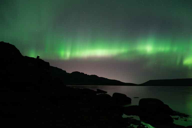 Da Reykjavík: tour in minibus a caccia dell&#039;aurora borealeTour per piccoli gruppi dell&#039;aurora boreale con foto e cacao caldo