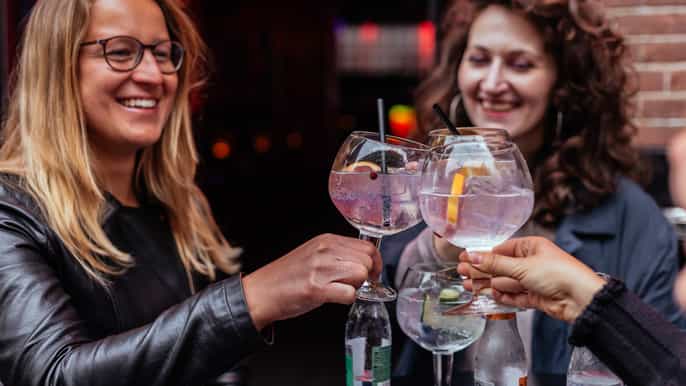 amsterdam promenade dans le canal privée magique la nuit avec un verre