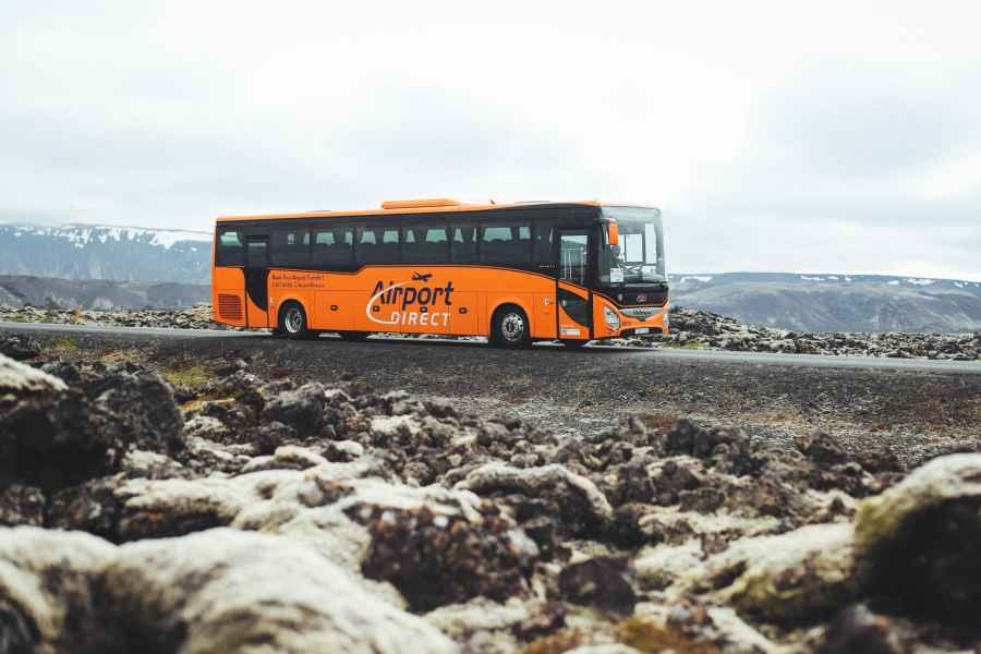 Transfer zwischen Flughafen KEF und Reykjavík per Bus. Foto: GetYourGuide