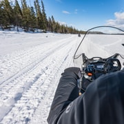 Kiruna : Visite guidée en motoneige avec pause café