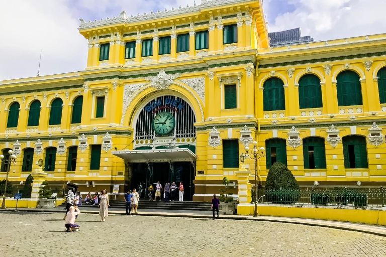 Hô-Chi-Minh-Ville : musée des vestiges de la guerre et marché de Ben ThanhVisite guidée : guide anglophone en voiture de luxe
