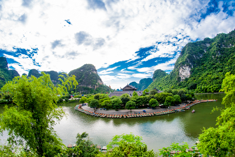 Vanuit Hanoi: dagtrip Tràng An, Bích Động-pagode & fietsenDaguitstap vanuit Hanoi: Tràng An, Bích Động-pagode & Hoa Lư