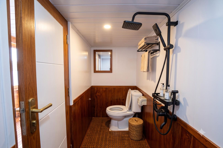 Labuan Bajo: 3D2N Private Komodo Liveaboard | French Guide