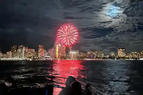 Oahu: Crociera in barca con fuochi d'artificio a Waikiki da Oahu