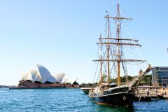 Porto de Sydney: cruzeiro à tarde em navio alto
