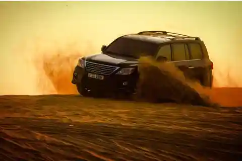 Doha: Giro in cammello e sandboarding nel deserto al tramonto