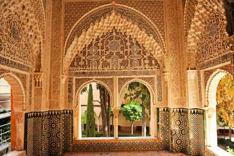 Granada: Alhambra & Generalife Guided Tour with Ticket