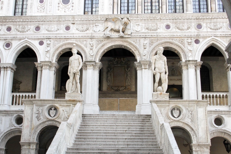 Wenecja: Historyczna wycieczka piesza i wizyta z przewodnikiem w Pałacu DożówTour hiszpański