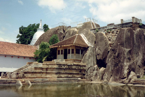 Da Negombo: Escursione di una giornata intera alla città Unesco di AnuradhapuraDa Negombo: viaggio di un&#039;intera giornata nella città UNESCO di Anuradhapura