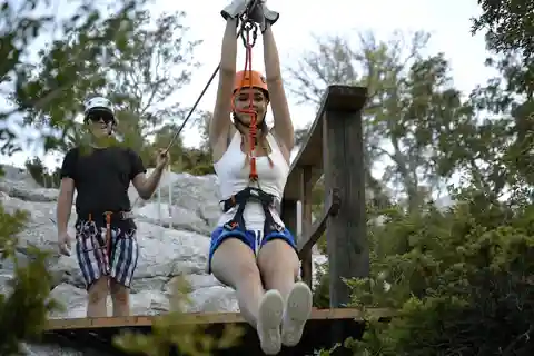 Split: Zip line-äventyr med transfers