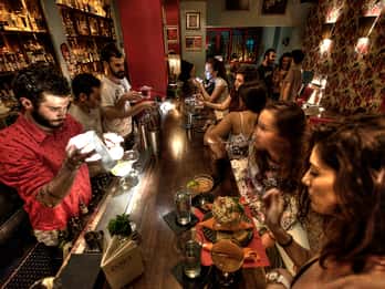 Atenas de Noche: Turismo, Espirituosos y Comida
