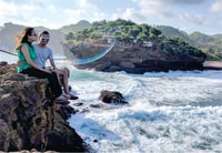 Yogyakarta, Temblan Gorge, Pine Forest und Timang Beach - Housity